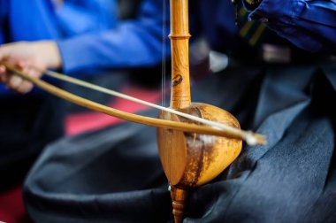 Konserde keman çalan genç müzisyenler