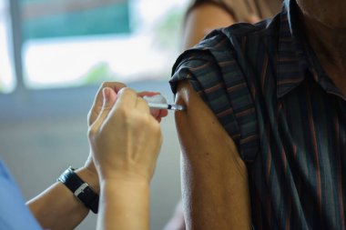 Hastanedeki insanlara gribe karşı aşı