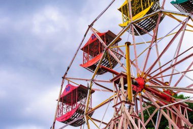 Tayland 'da renkli dönme dolap