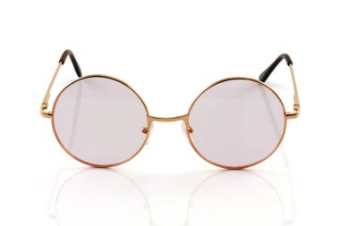 Gözlükler beyaz arkaplanda izole edildi