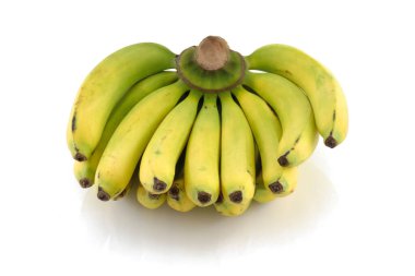 Beyaz arkaplanda izole edilmiş muz demeti