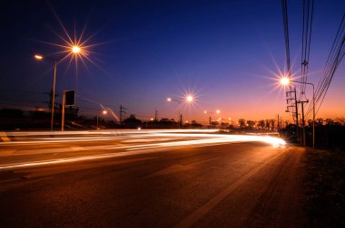Akşam karanlığında karayolunda manzara trafiği