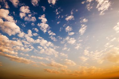 Sabah gökyüzünde bulutlar