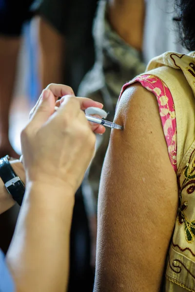 Koluna iğne batırılmış bir doktordan grip aşısı alıyorum..