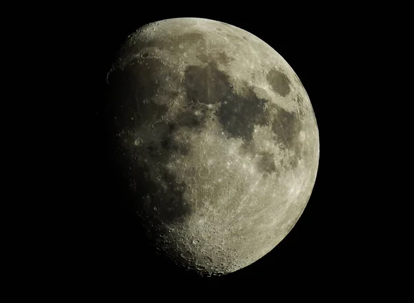 暗い空の月や月 — ストック写真