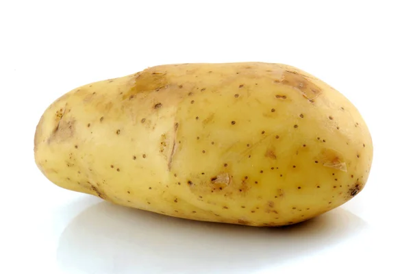 白い背景に隔離された新鮮なジャガイモ — ストック写真