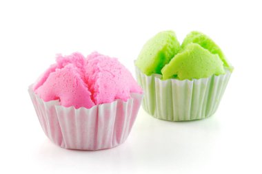 Beyaz arka planda izole edilmiş buğulanmış fincan kek.