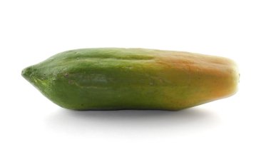 Beyaz arka planda izole edilmiş taze papaya