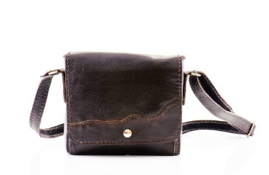 Beyaz arkaplanda izole edilmiş omuz çantası.