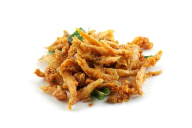 Beyaz arka planda izole edilmiş kızarmış balık