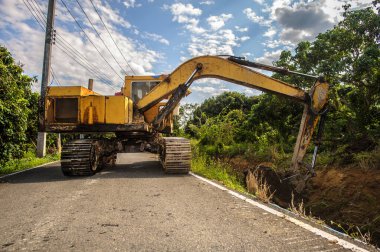 Kazıcı küçük kanalda tarama yapıyor