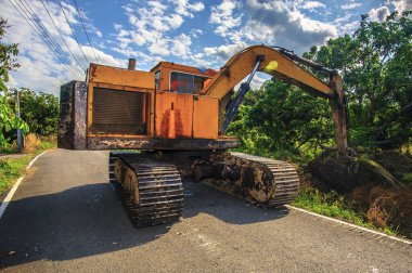 Kazıcı küçük kanalda tarama yapıyor