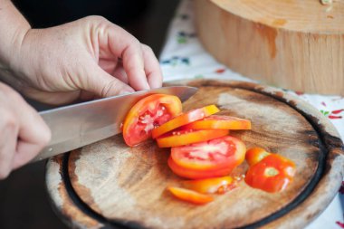 Mutfakta doğranmış domates var.