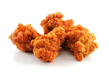 Beyaz arka planda izole edilmiş baharatlı kızarmış tavuk.