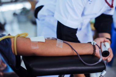 Kan donörü elinde şişme bir şişlikle bağışlanmış.