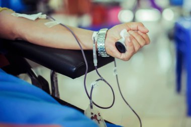 Kan verirken ellerim sıkışıyor.