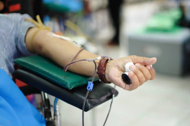 Kan verirken ellerim sıkışıyor.