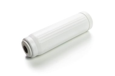 Su filtresi kartuşları beyaz arkaplanda izole edildi