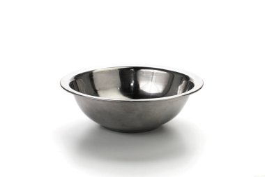 Beyaz arkaplanda paslanmaz bardak izole