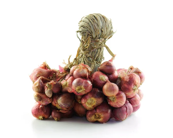 arpacık soğanları beyaz arkaplanda izole edildi