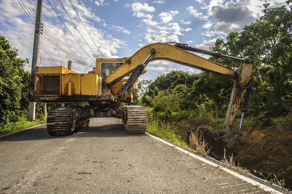 Kazıcı küçük kanalda tarama yapıyor