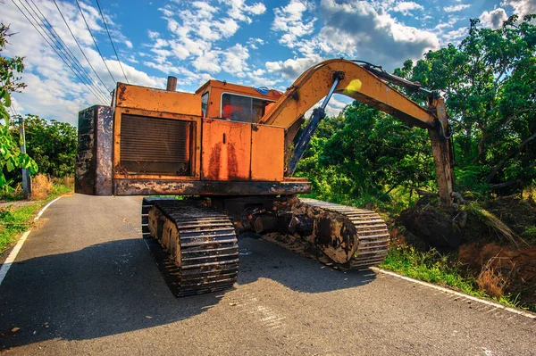 Kazıcı küçük kanalda tarama yapıyor