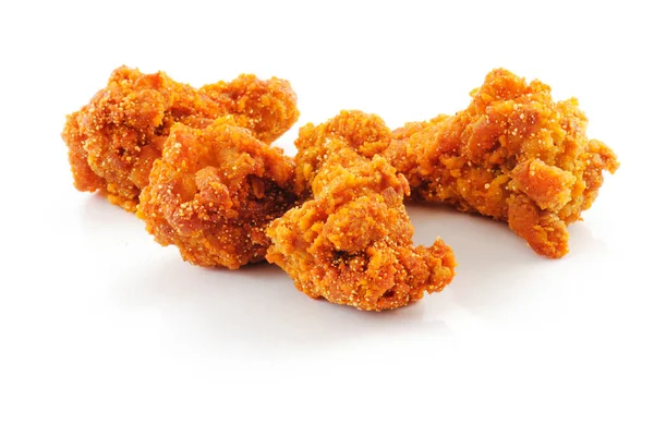 Beyaz arka planda izole edilmiş baharatlı kızarmış tavuk.