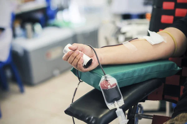 Stisknutí Rukou Při Darování Krve — Stock fotografie