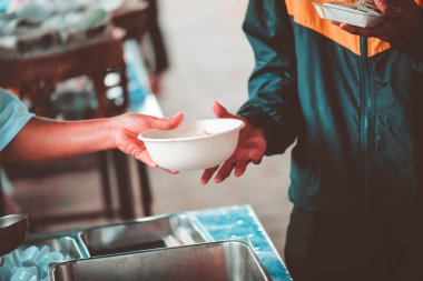 Beslenme ve paylaşma kavramı: fakirlere bedava yemek sağlamak