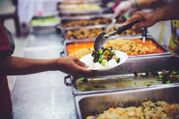 Lebensmittelspenden Für Obdachlose Arme Hände Reichen Teller Essen Von Freiwilligen — Stockfoto