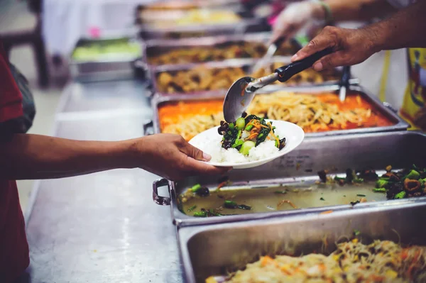 Doar Comida Para Sem Teto Mãos Dos Pobres Entregaram Prato — Fotografia de Stock