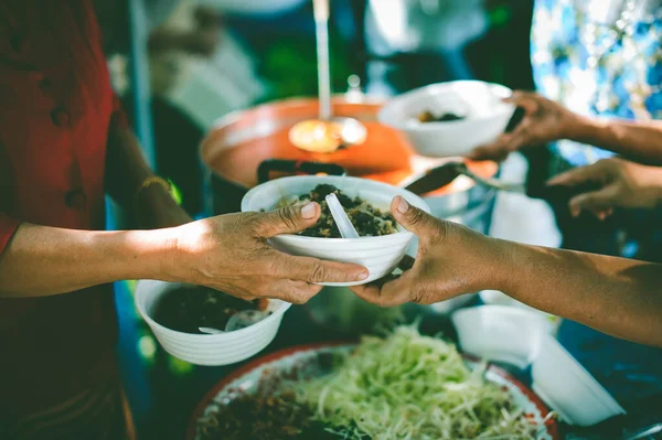 Toplumdaki Insanlarla Yiyecek Paylaşımı Insanlara Evsiz Yemeklerinde Yardım Etme Kavramı — Stok fotoğraf