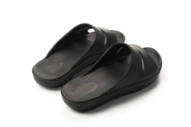 Siyah sandalet beyaz arkaplanda izole edildi