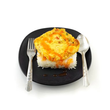 pirinç omleti yiyecekleri kırpma yolu ile beyaz arkaplanda izole