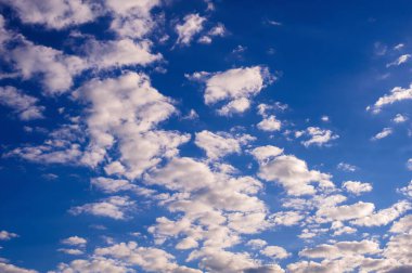 Mavi gökyüzü arkaplanındaki bulutlar