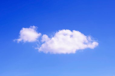 Mavi gökyüzünde beyaz bulut