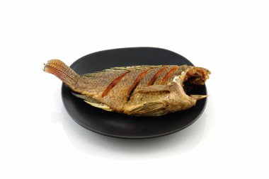 Beyaz arkaplanda kızartılmış tilapia balığı