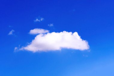 Mavi gökyüzünde beyaz bulutlar