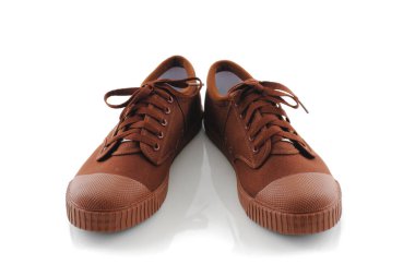 Kahverengi ayakkabılar beyaz arkaplanda izole edilmiş