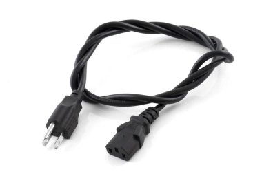 Beyaz arkaplanda güç kablosu izole edildi