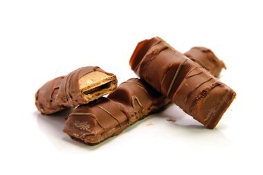 Beyaz arkaplanda izole edilmiş çikolata