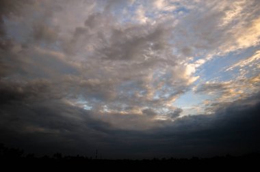 Yağmurdan önce kara fırtına bulutları