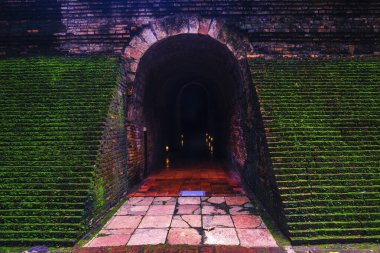 U-Mong Tapınağındaki patika tüneli, kuzeydeki tarihi tapınak.