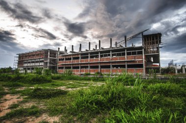 Akşamları inşaat halinde olan bina