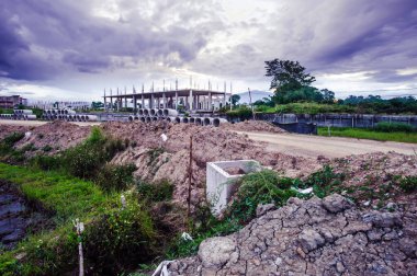 Akşamları inşaat alanının manzarası