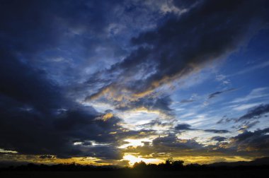 Günbatımı arkaplanlı Güzel Gökyüzü