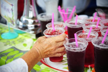 Bir bardak su toplandı.