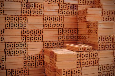 Yapım için eski tuğla yığınları