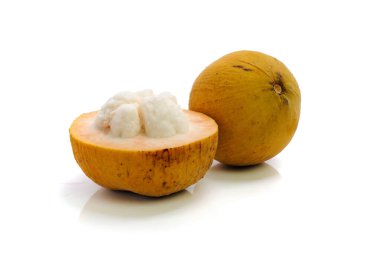 Santol beyaz arkaplanda izole edildi