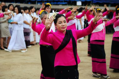 CHIANG-MAI, THAILAND - 3 Temmuz Tayland Festivali Budizm 'in yayınlanması için tapınağa para bağışladığı için. Kadınlar ibadet için 3 Temmuz 2017 'de Tayland' ın Chiang-mai bölgesinde dans ediyorlar..